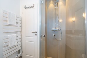 Regadera, secadora de cabello, toallas 