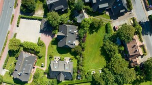 An aerial view of a residential area with multiple houses, roads, and green spaces. - Appartement Flut No. 5 - Appartement Flut 5 (Sylt)