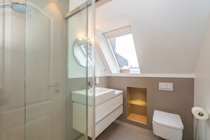 Dusj, hårføner og håndklær