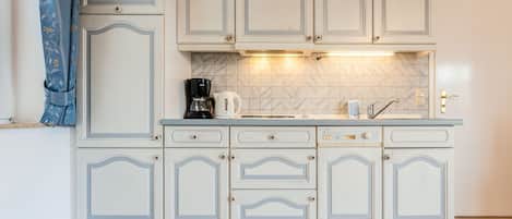 Réfrigérateur, surface de cuisson, lave-vaisselle, cafetière-théière