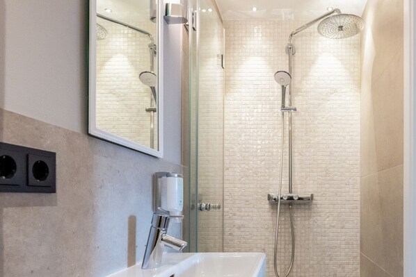 Shower, hair dryer, towels - Appartement Hamburg, Deutschland (Westerland)