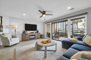 Smart TV, chimenea y libros