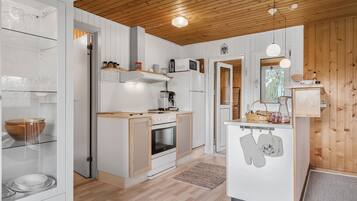 Køleskab, kogeplade, opvaskemaskine, kaffe-/temaskine