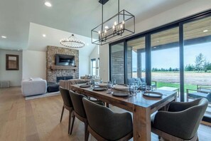 Dining - Modern Comfort in Scenic Teton Reserve (Victor)