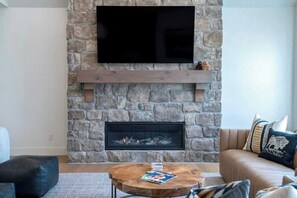 Téléviseur connecté, foyer, jeux vidéo, livres