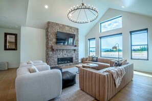 Smart TV, fireplace, video games, books - Modern Comfort in Scenic Teton Reserve (Victor)
