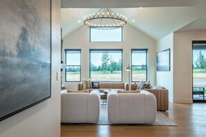 Een smart-tv, een open haard, videogames en boeken