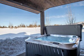 Outdoor spa tub - Teton Homestead: Modern Comfort in Teton Reserve (Victor)