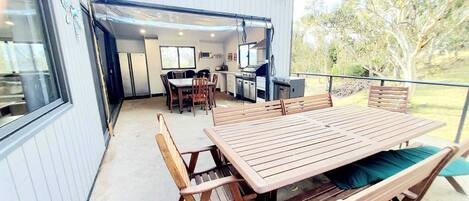 تناول الطعام بالخارج