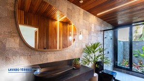 Douche, sèche-cheveux, bidet, serviettes fournies