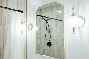 Douche, sèche-cheveux