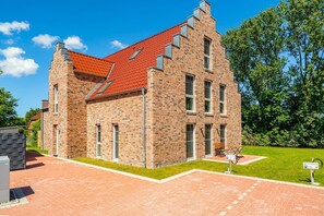 Exterior - Giebelträumchen - Nagelneue und Hochwertige Ferienwohnung Direkt am Wasser! (Krummhörn)
