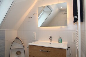 Shower, hair dryer - Giebelträumchen - Nagelneue und Hochwertige Ferienwohnung Direkt am Wasser! (Krummhörn)