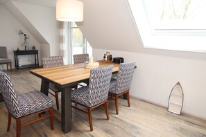 Dining - Giebelträumchen - Nagelneue und Hochwertige Ferienwohnung Direkt am Wasser! (Krummhörn)