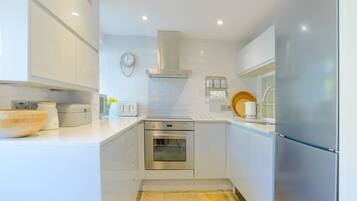 Een koelkast, een magnetron, een oven, een vaatwasser