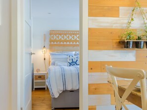 2 bedrooms, desk, WiFi