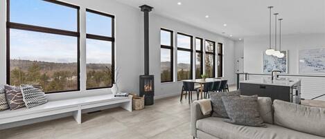 Una Smart TV, una chimenea, una mesa de tenis de mesa, libros