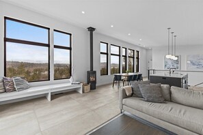 Smart-tv, eldstad, ett bordtennisbord och böcker