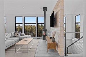 Smart TV, fireplace - The Penelope: New, Modern Home w/Breathtaking View (Stowe)