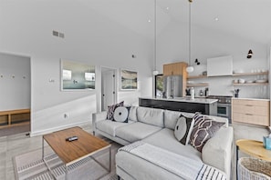 Smart TV, fireplace - The Penelope: New, Modern Home w/Breathtaking View (Stowe)