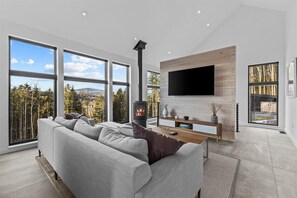 Smart TV, fireplace - The Penelope: New, Modern Home w/Breathtaking View (Stowe)