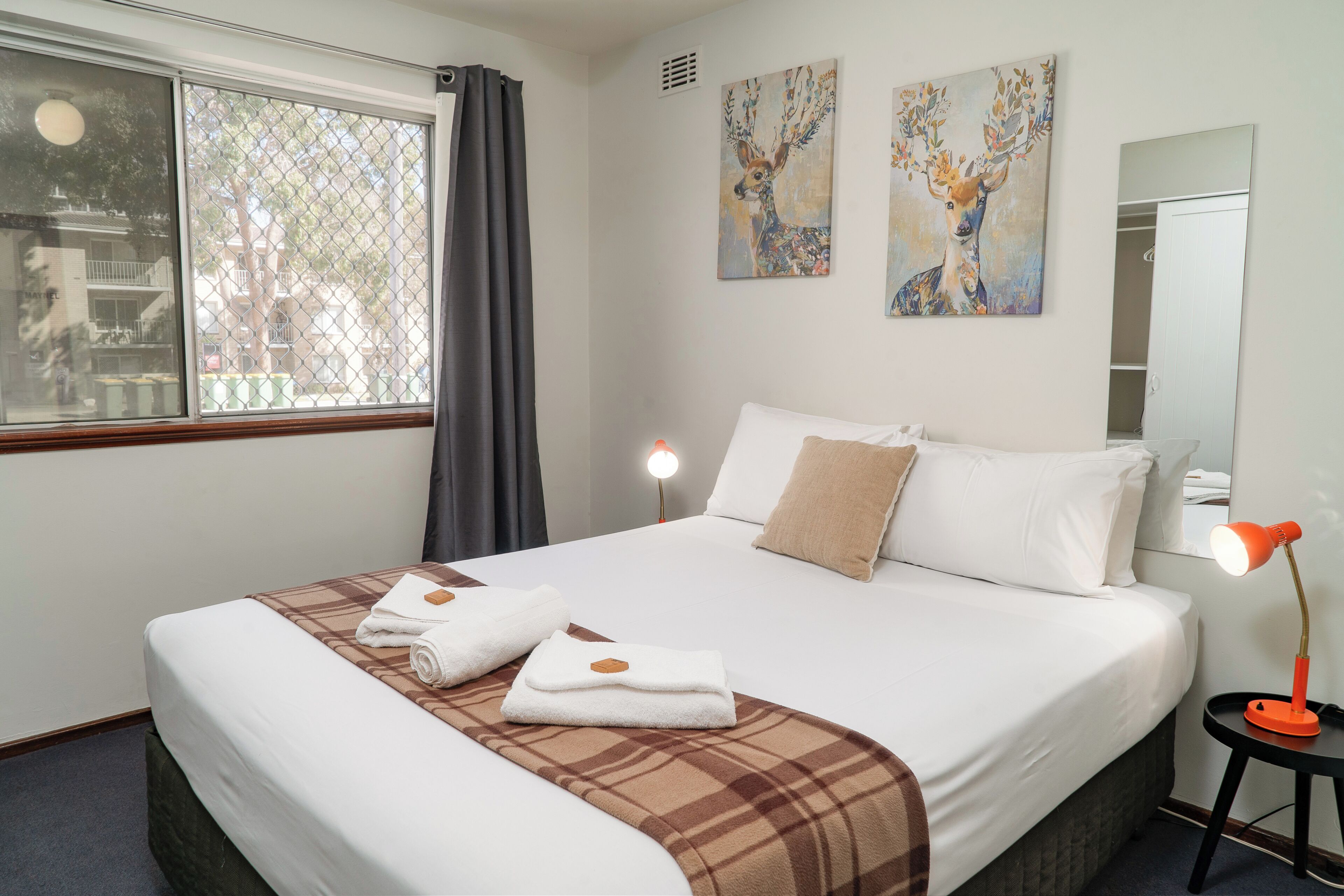 1 habitación, escritorio, tabla de planchar con plancha y wifi gratis 