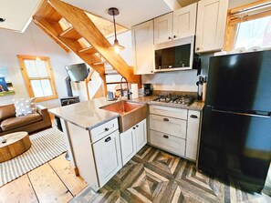 ثلاجة، ميكروويف، موقد طهي مسطح، ماكينة لصنع القهوة/الشاي