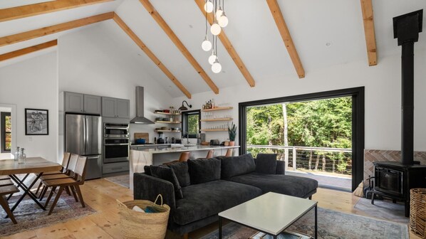 Smart TV, fireplace, books - Brand new Beautiful Modern Clean Home On River (Stowe)