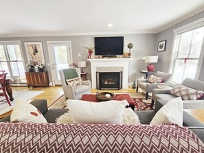 Una Smart TV, una chimenea