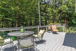 Outdoor dining - Gorgeous 3 bedroom in popular Stowe location. (Stowe)