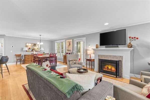 Smart TV, fireplace
