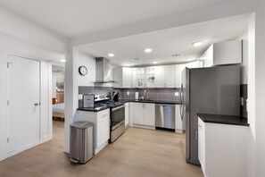 Kjøleskap, mikrobølgeovn, ovn og kokeplater