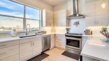 Refrigerador, microondas, horno, placa de cocina