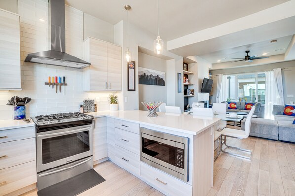 Réfrigérateur, micro-ondes, four, plaque de cuisson