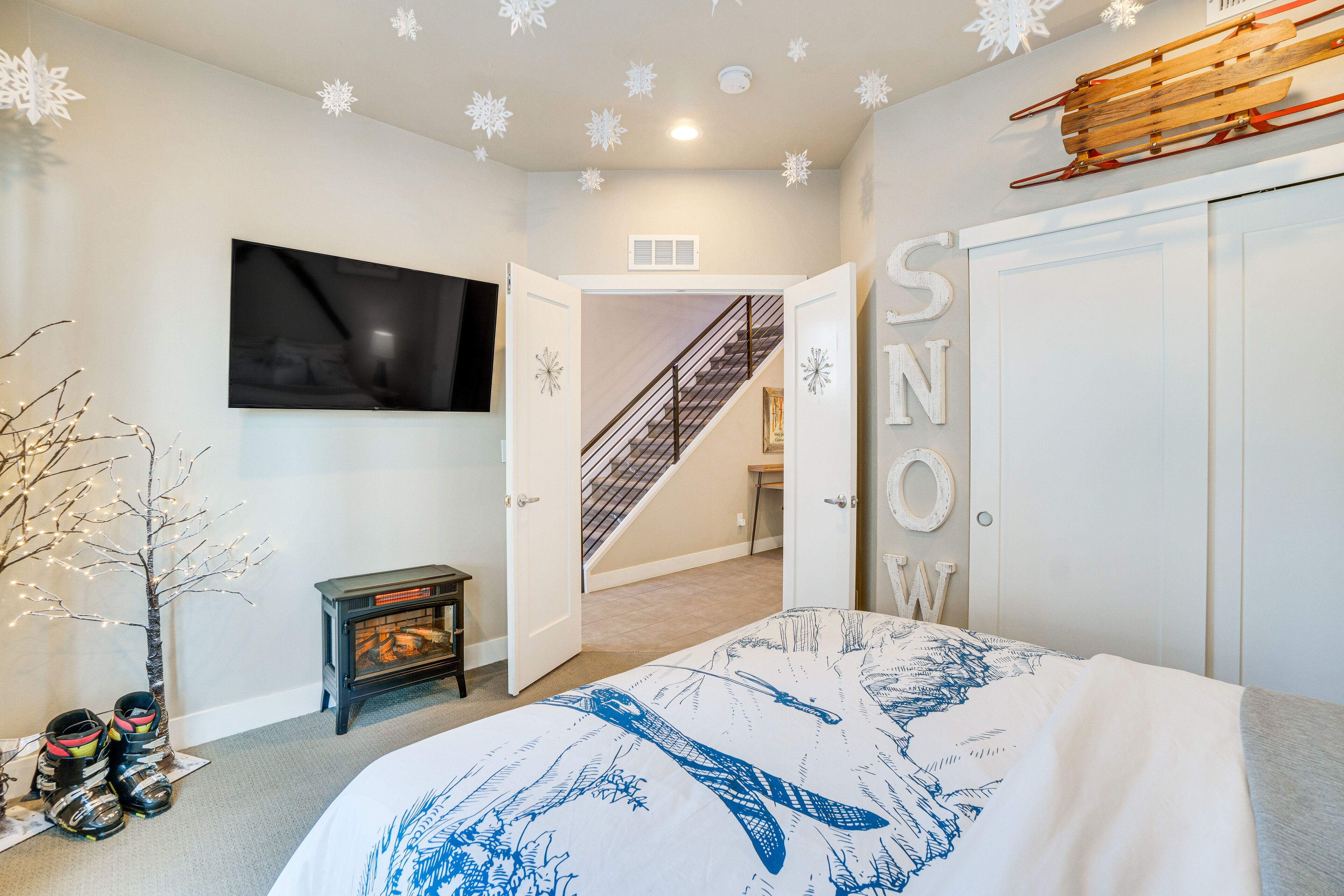 3 bedrooms, desk, iron/ironing board, travel crib