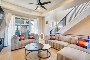 Smart TV, chimenea, futbolito y tenis de mesa