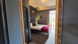 2 slaapkamers, een strijkplank/strijkijzer, gratis wifi, beddengoed