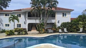 Outdoor pool - Lovely 1 bedroom condo steps from the beach (Sosúa)