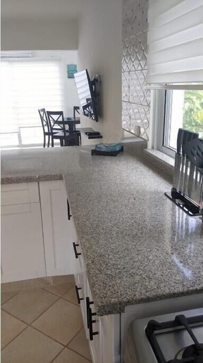 Kühlschrank, Ofen, Herdplatte, Wasserkocher mit Kaffee-/Teezubehör