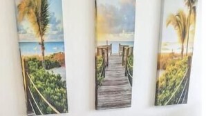 Ein dunkelgraues Sofa mit einem Kissen, auf dem 'STAYAWAY' steht.