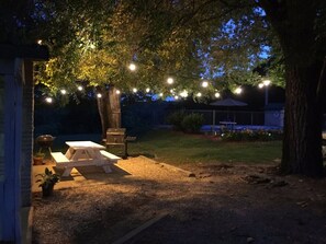 Voorkant accommodatie - avond/nacht