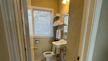 Phòng cơ bản, 2 giường đôi, không hút thuốc | Phòng tắm