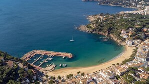 An aerial view of a coastal town with a marina, sandy beach, and residential buildings. - VILLA BRASIL  - villa with communal area - Llafranc-Costa Brava (Llafranc)