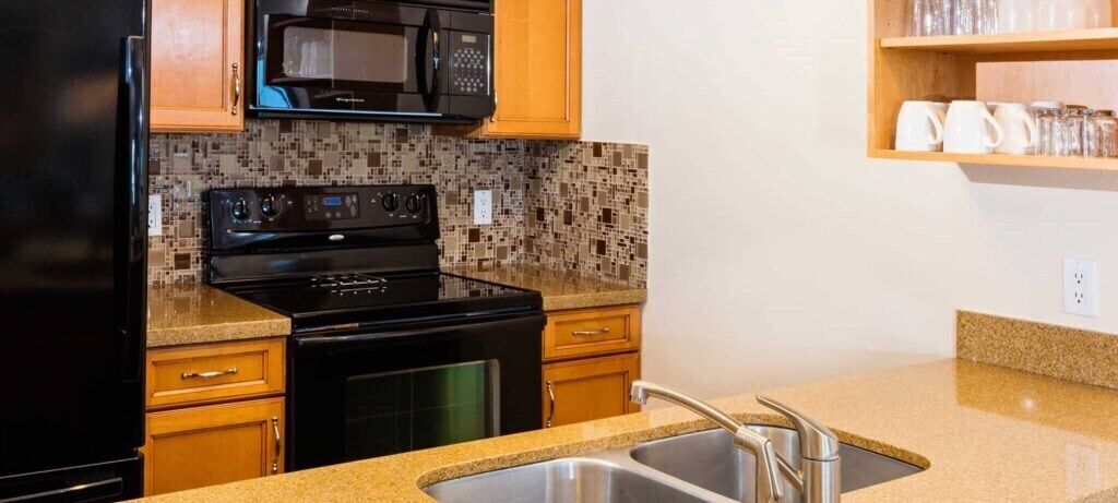 Coffee/tea maker, fridge, microwave, oven