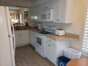 Micro-ondes, cafetière/bouilloire