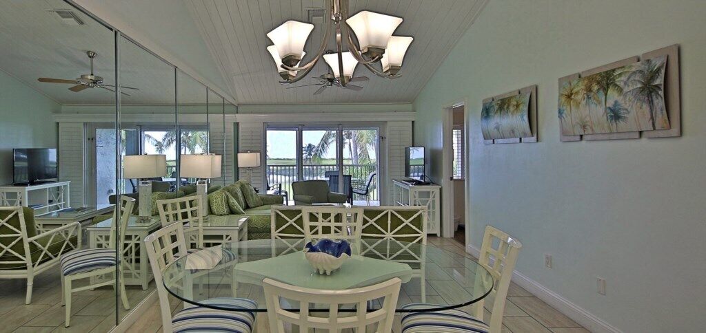 TV, DVD-spiller, bøker og stereoanlegg