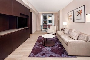 TV, stereo - West 57th Street, a Hilton Club - 1 - Bedroom Premier - 1 BX (New York)