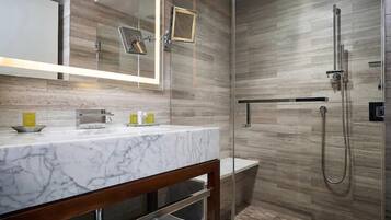 Hårtørrer, håndklæder