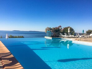 A heated pool - Cap Négre : Domaine de la Pinède by Interhome (Le Lavandou)