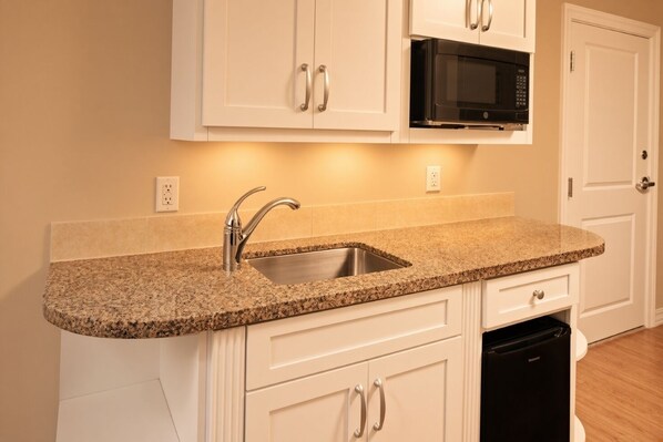 Coffee/tea maker, fridge, microwave, stovetop
